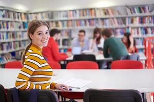 leerling nemen aantekeningen voor school- klasse foto