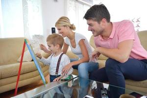 familie tekening Aan school- bord Bij huis foto