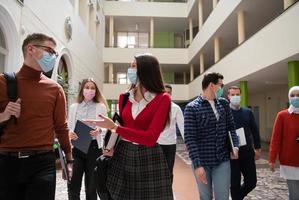 studenten groep Bij Universiteit wandelen en vervelend gezicht masker foto