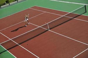 jonge vrouw tennissen buiten foto