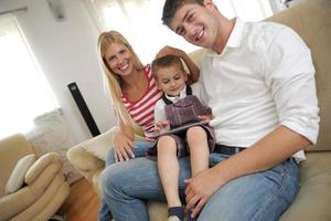 familie Bij huis gebruik makend van tablet computer foto