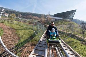 vader en zoon geniet het rijden Aan alpine kustvaarder foto