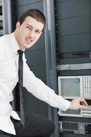 jong het ingenieur in datacenter server kamer foto