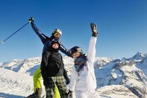 winter portret van vrienden Bij skiën foto