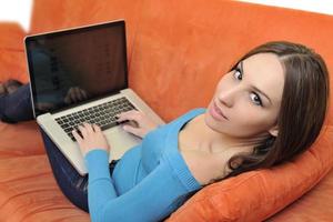 vrouw gebruik makend van een laptop computer Bij huis foto