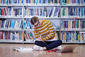 de leerling toepassingen een notitieboekje en een school- bibliotheek foto