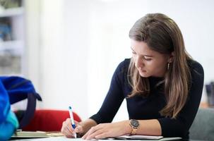 leerling nemen aantekeningen voor school- klasse foto