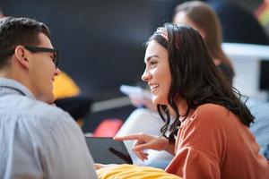 studenten gebruik makend van modern technologie voor school- project foto