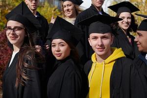 groep van verschillend Internationale afstuderen studenten vieren foto