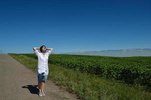 jonge gelukkige vrouw in groen veld foto