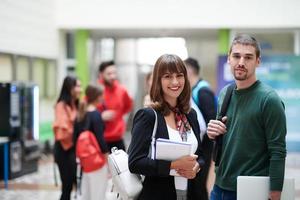 studenten gebruik makend van modern technologie in school- foto