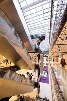 interieur van groot modern boodschappen doen winkelcentrum foto