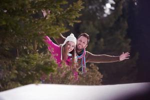 romantisch jong paar Aan winter vakantie foto