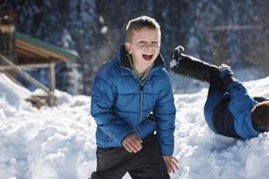 kinderen spelen met vers sneeuw foto