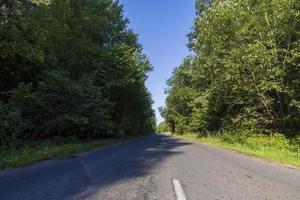 versmallen geplaveid weg voor auto's foto