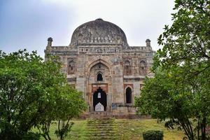 mughal-architectuur in lodhi-tuinen, delhi, india, prachtige architectuur in de moskee met drie koepels in lodhi-tuin zou de vrijdagmoskee zijn voor vrijdaggebed, lodhi-tuingraf foto