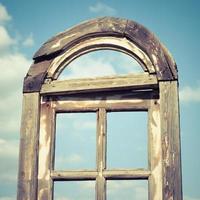 hout venster in de lucht. abstract beeld van een oud venster kader. foto