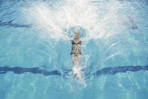 vrouw kom tot rust Aan zwemmen zwembad foto