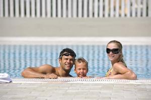 gelukkig jong familie hebben pret Aan zwemmen zwembad foto