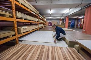 timmerman meten houten plank foto