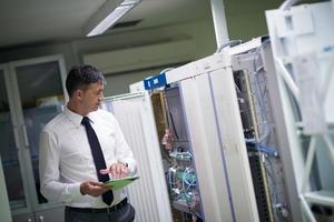 netwerk ingenieur werken in server kamer foto