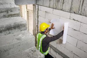 professionele ingenieur werknemer op de bouwplaats van het huis; foto