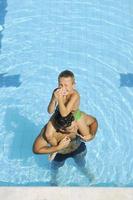 gelukkig vader en zoon Bij zwemmen zwembad foto