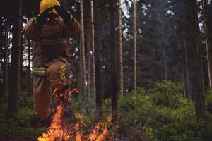 brandweerman in actie foto