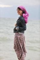 mooi jong vrouw Aan strand met sjaal foto