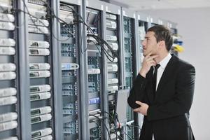 jong ingenieur in datacenter server kamer foto