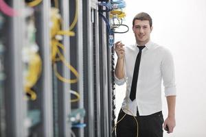 jong ingenieur in datacenter server kamer foto