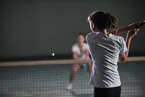 spelen tennis binnenshuis foto