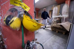 standaard- veiligheid uitrusting geel helm en oren bescherming foto