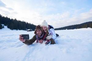 romantisch paar hebben pret in vers sneeuw en nemen selfie foto