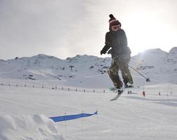 skiër Aan berg foto