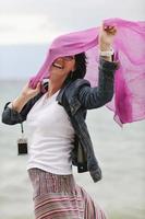 mooi jong vrouw Aan strand met sjaal foto