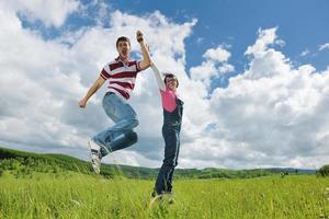 romantische jong koppel verliefd samen buiten foto