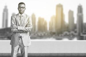 jong zwart zakenman in voorkant van de groot stad foto