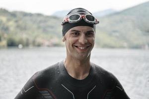 triatleet zwemmer portret met wetsuit op training foto