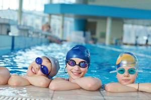 groep gelukkige kinderen bij zwembad foto