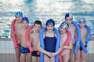 groep gelukkige kinderen bij zwembad foto