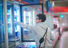 vrouw in de supermarkt foto