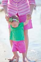 mama en baby op het strand veel plezier foto