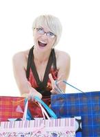 gelukkige jonge volwassen vrouwen winkelen met gekleurde tassen foto