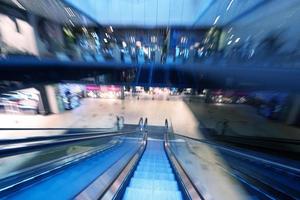 boodschappen doen winkelcentrum roltrappen foto