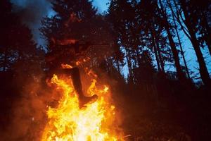 soldaat in actie Bij nacht jumping over- brand foto