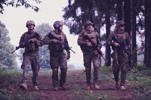 leger soldaten in veld- foto