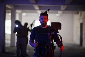 videograaf nemen actie schieten van soldaten in actie stedelijk milieu foto