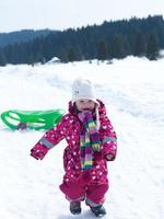 weinig baby meisje hebben pret Aan vers sneeuw foto