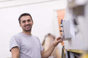 arbeider in een fabriek van houten meubelen foto